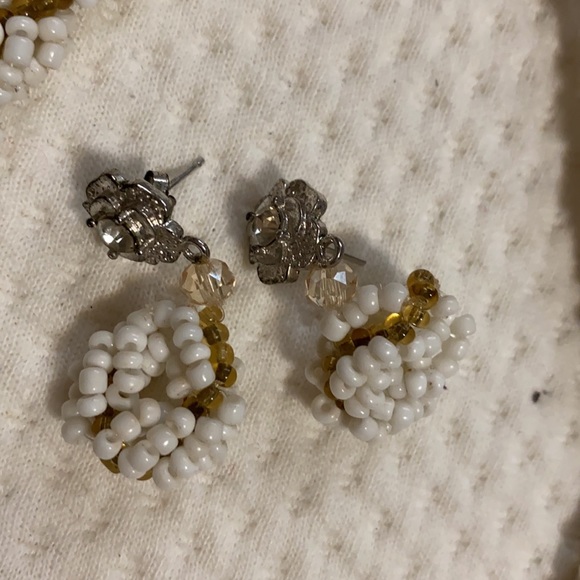 New Cream coloured layered costume jewelry - Picture 5 of 6